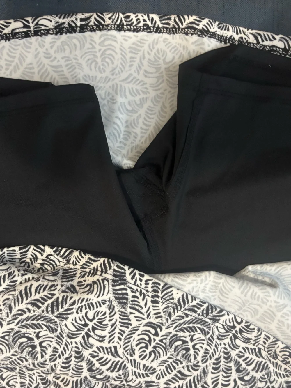 Tommy Bahama Black and White Printed Skort Size Medium - Picture 4 of 4